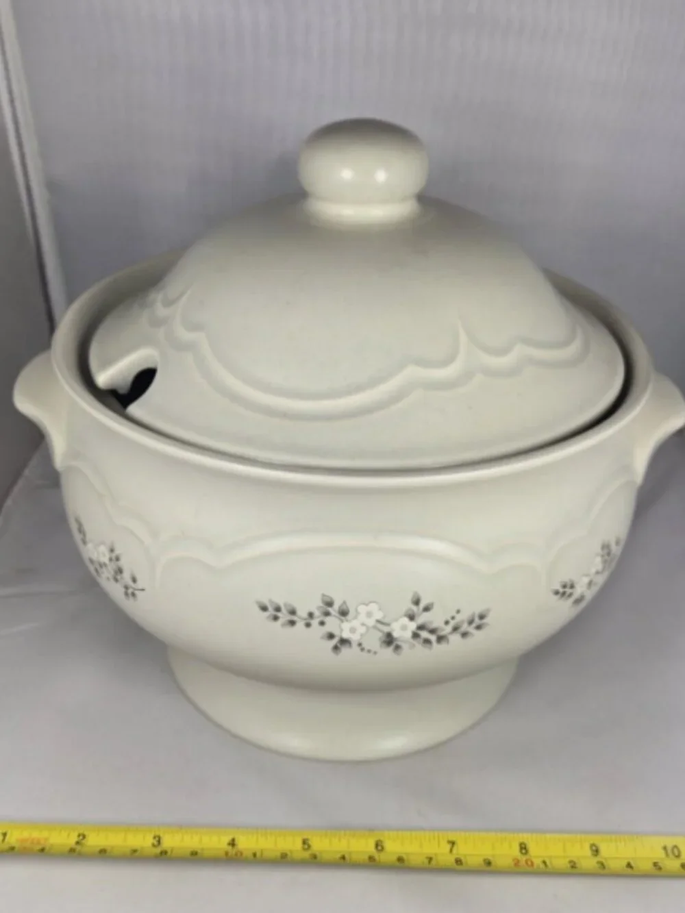 Vintage Pfaltzgraff USA Heirloom Soup Tureen 160 3.5 Qt Stoneware Floral w/ Lid